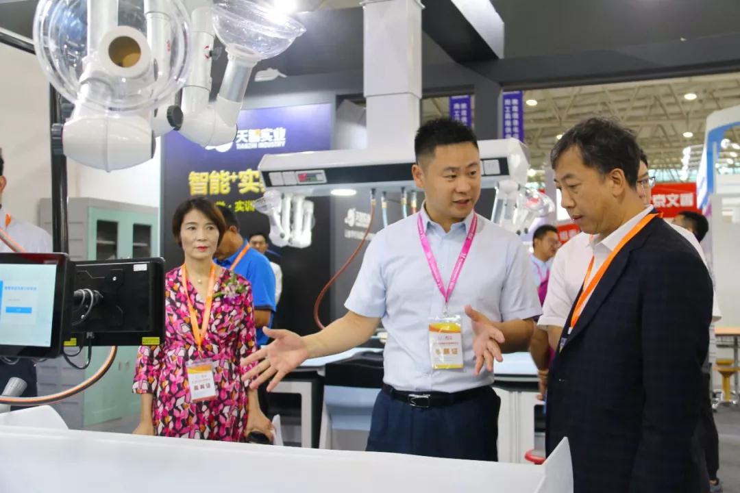 云南省教育廳副廳長曾繼賢蒞臨天智展廳參觀指導 云南省教育廳副廳長曾繼賢蒞臨天智展廳參觀指導